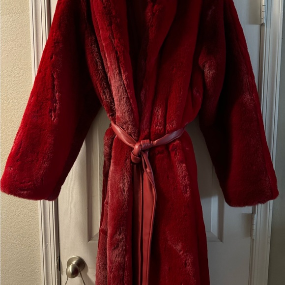 Brand new long, heavy & warm burgundy faux fur coat wi vegan leather belt. - Picture 4 of 4